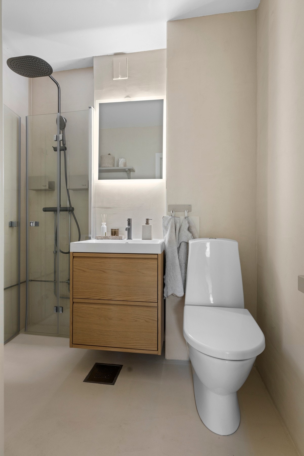 Det lekre badet er modernisert i 2025 med mikrosement på gulv og vegger, samt ny innredning Galleribilde