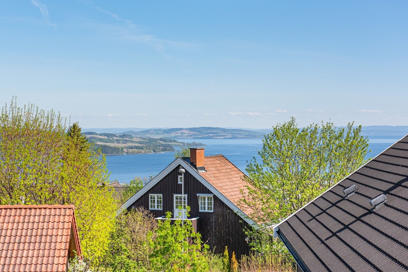 Nydelig og frodig utsikt fra boligens 2. etasje Galleribilde