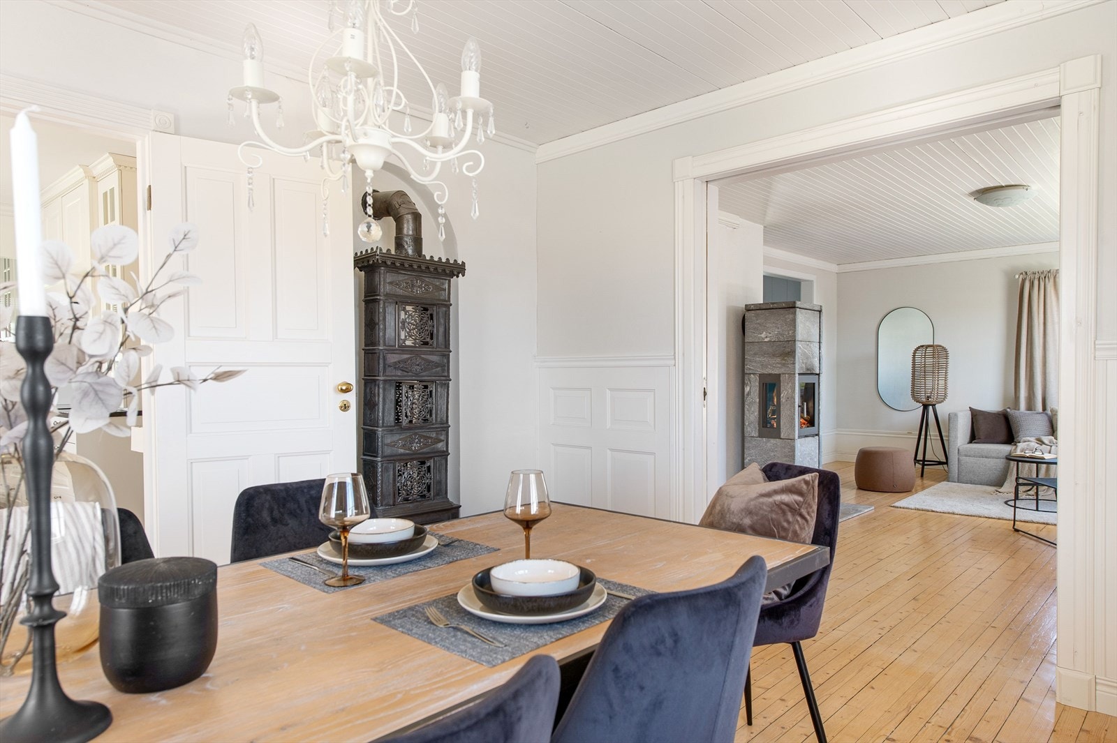 Etasjeovn i spisestue og klebersteinsovn fra 2014 i stuen Galleribilde