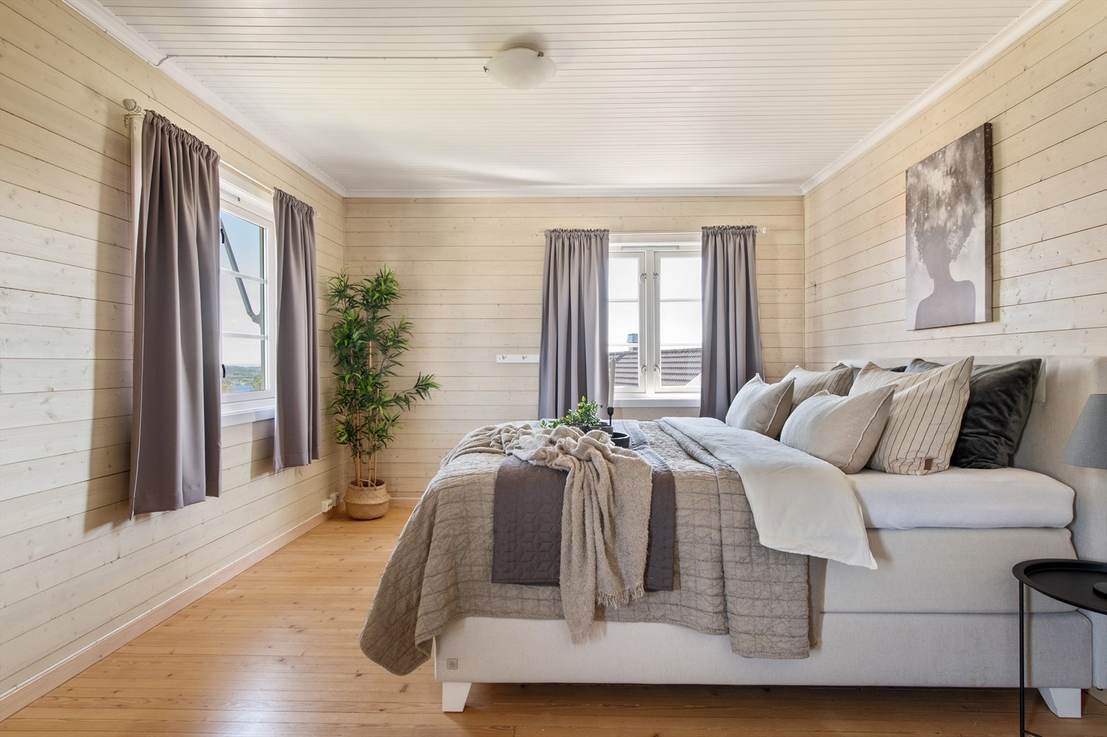 Særdeles romslig hovedsoverom med store vindusflater Galleribilde