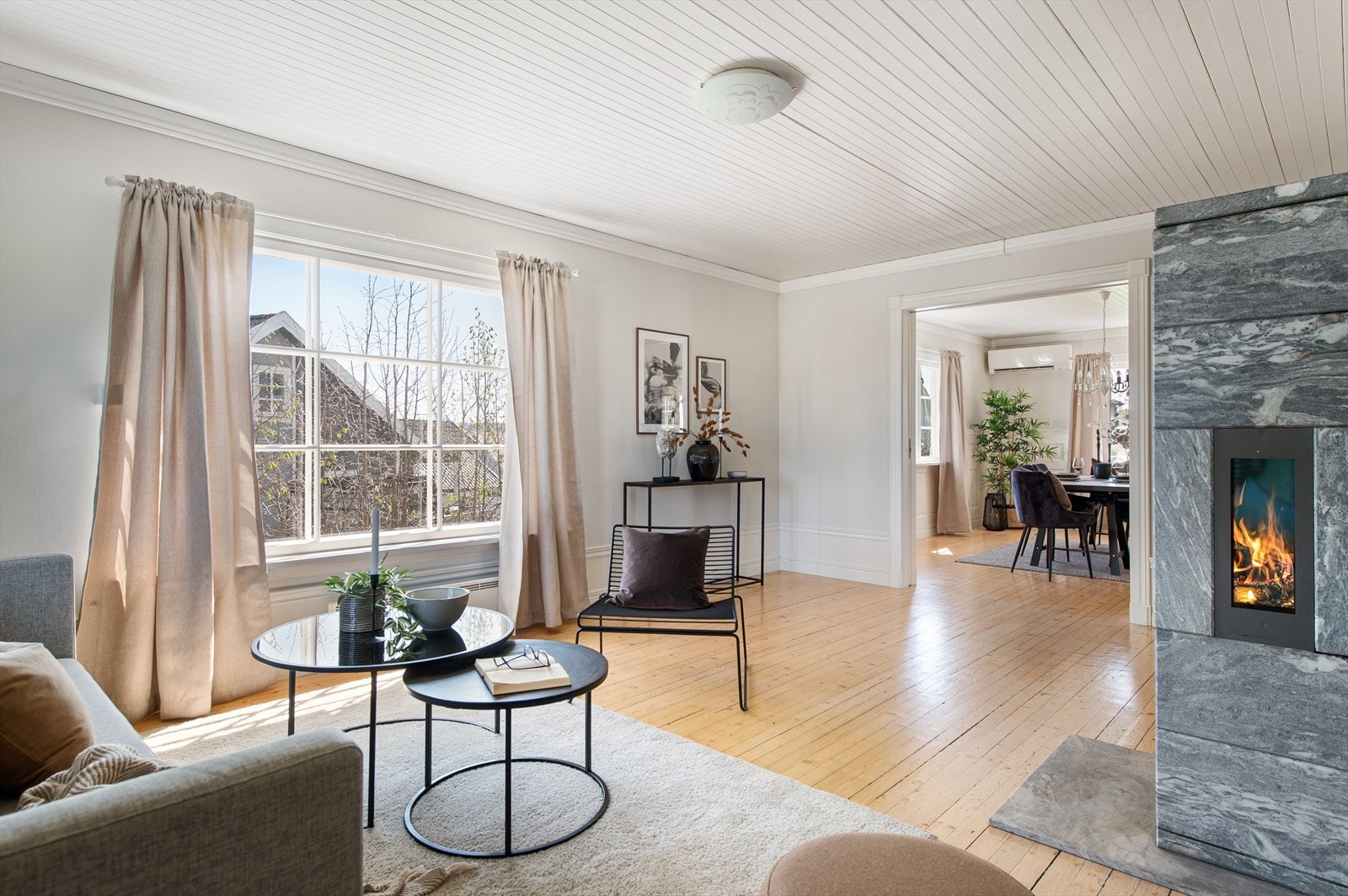 Romslig og luftig følelse er gjennomgående i hele boligen Galleribilde