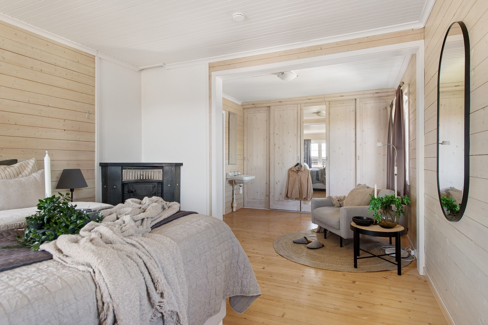 Servant og rikelig med garderobeplass Galleribilde