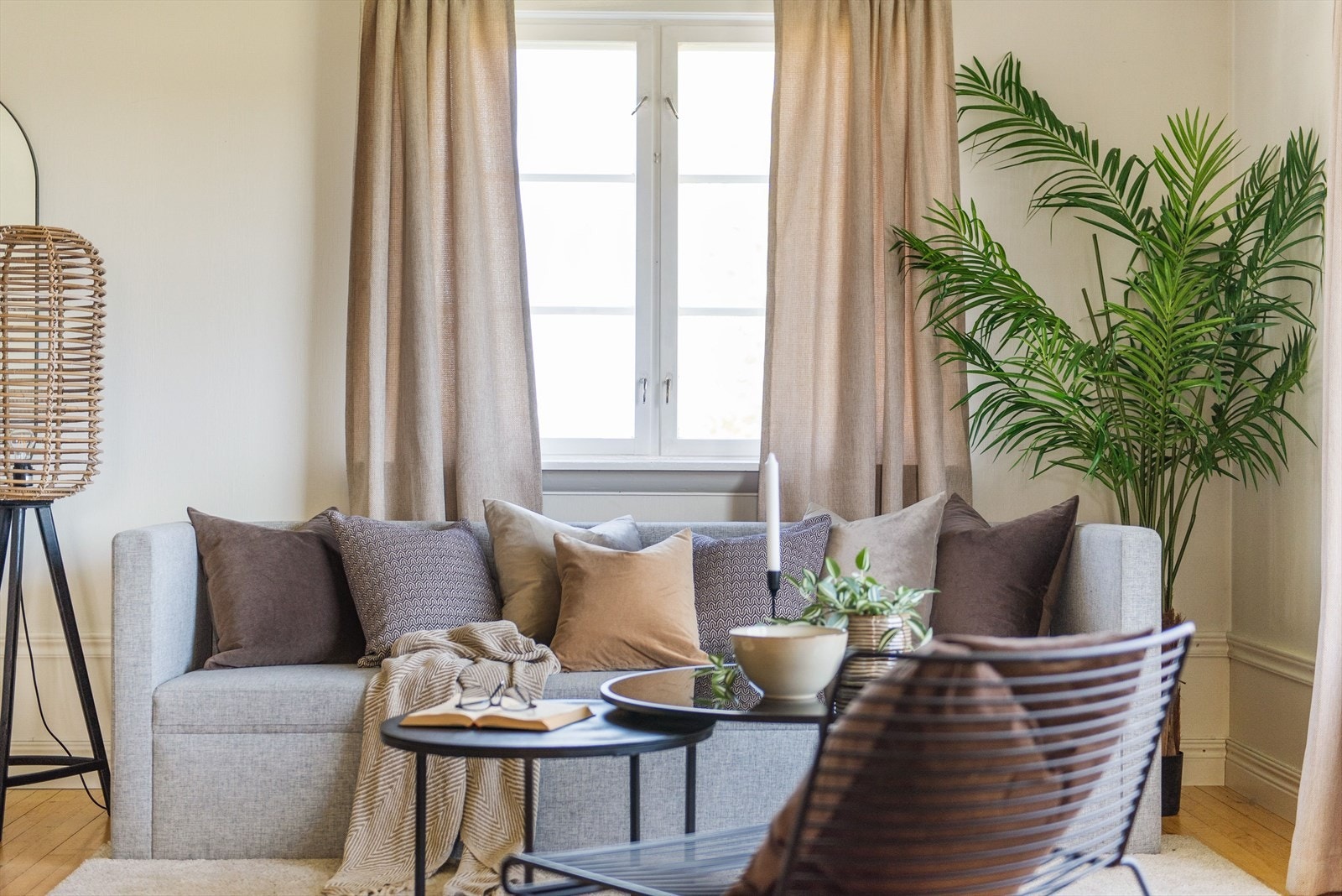 Store vindusflater og smakfulle farger Galleribilde