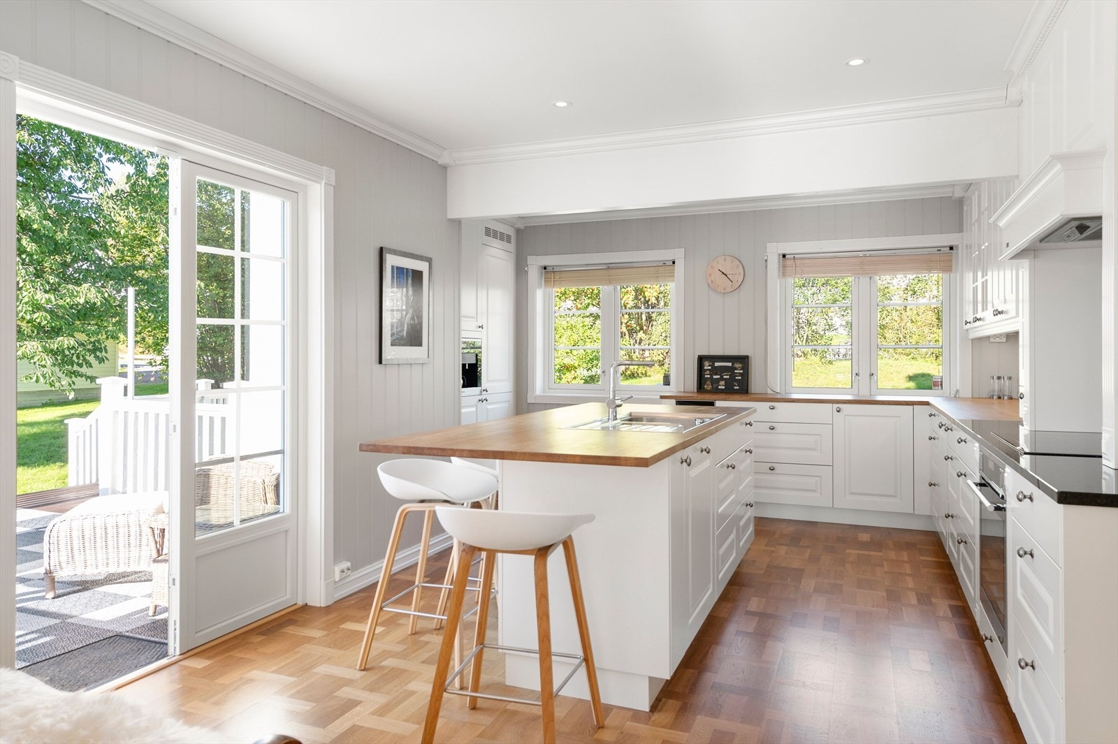 Påkostet og eksklusivt kjøkken med direkte adkomst til terrasse og hage Galleribilde