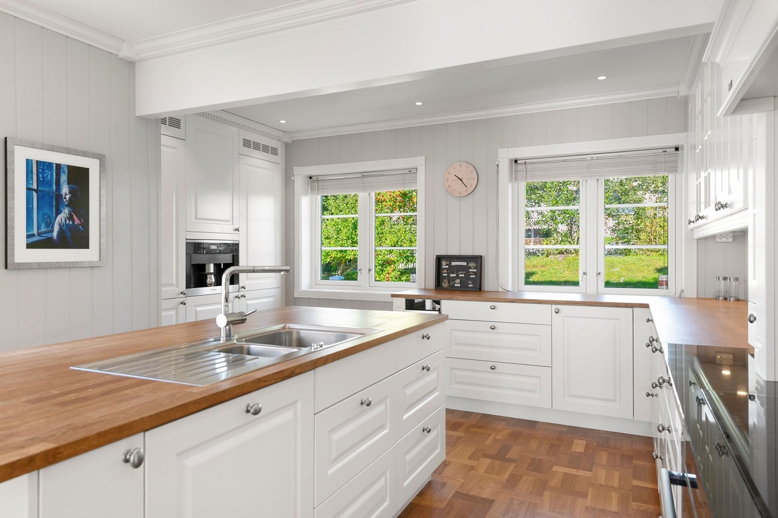 Store vindusflater og godt gjennomlys mot spisestue Galleribilde