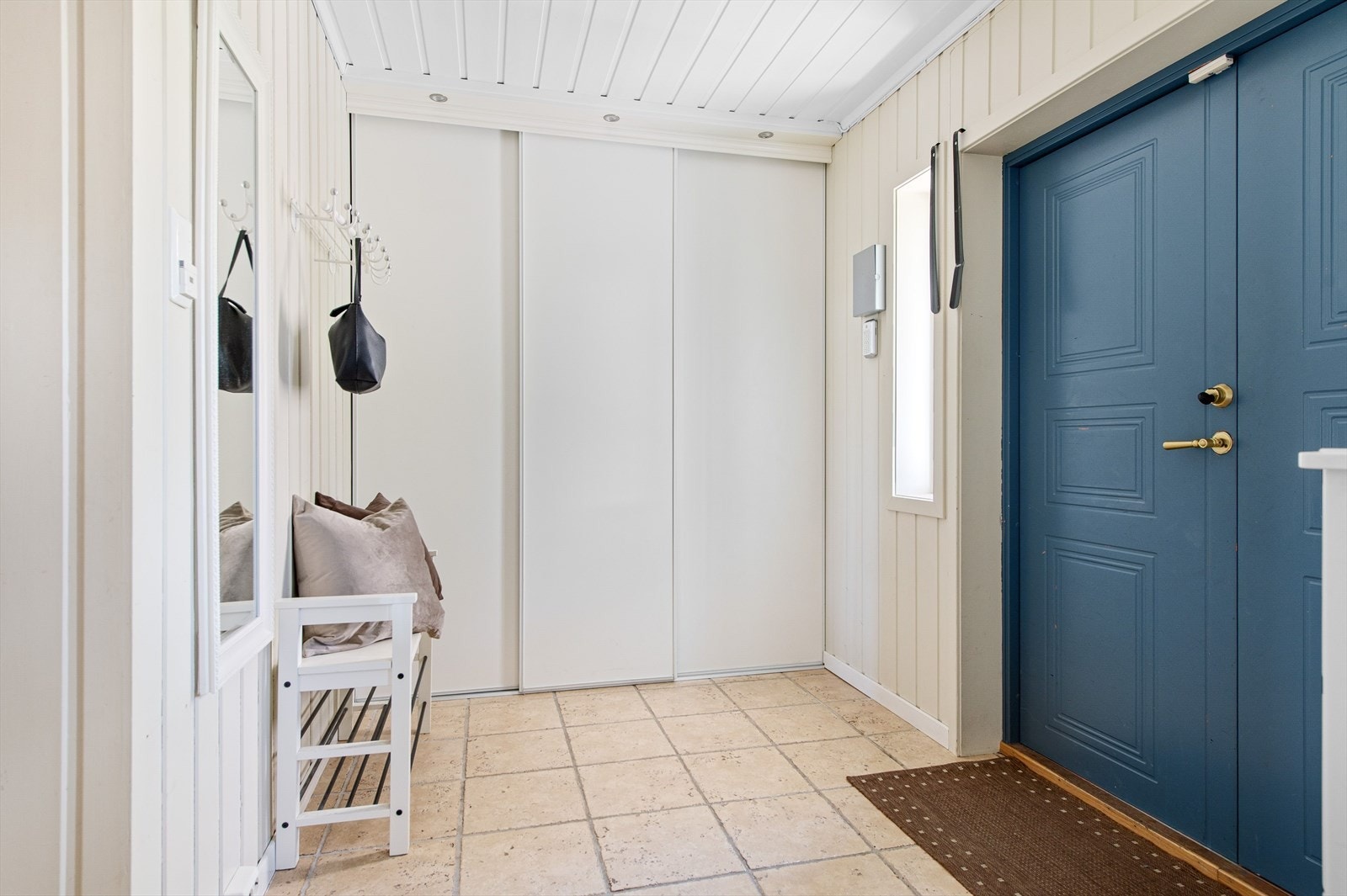 Flislagt gang med garderobeskap Galleribilde