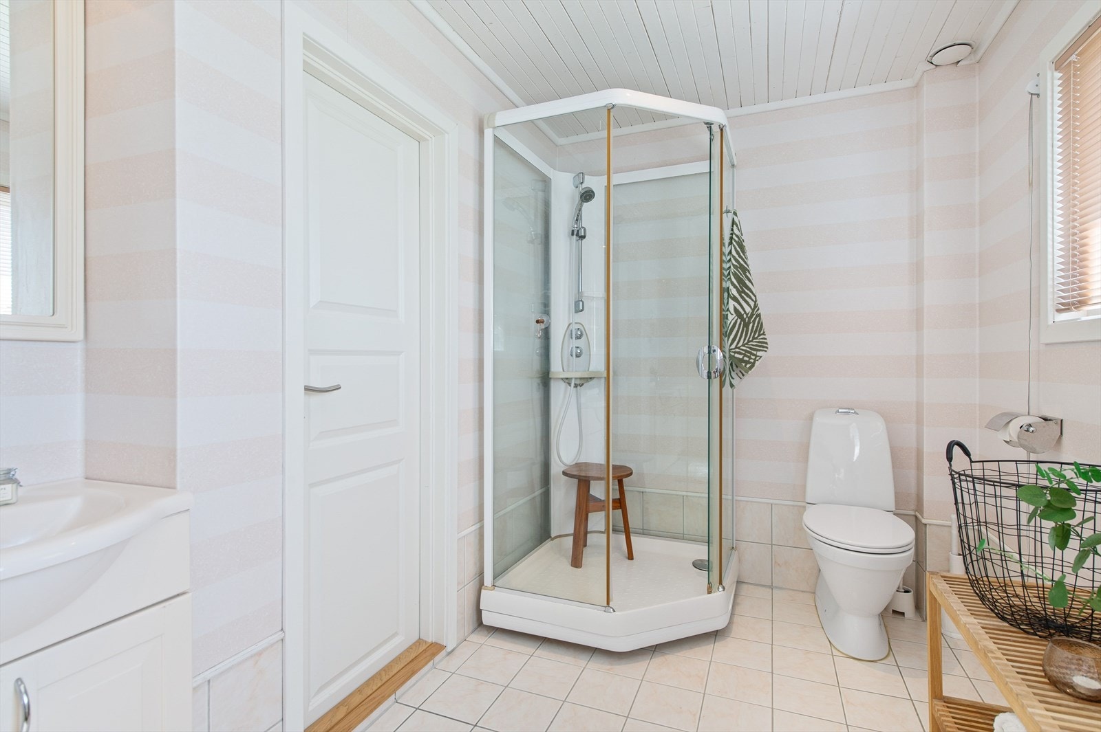 Gulvmontert toalett og dusjkabinett Galleribilde