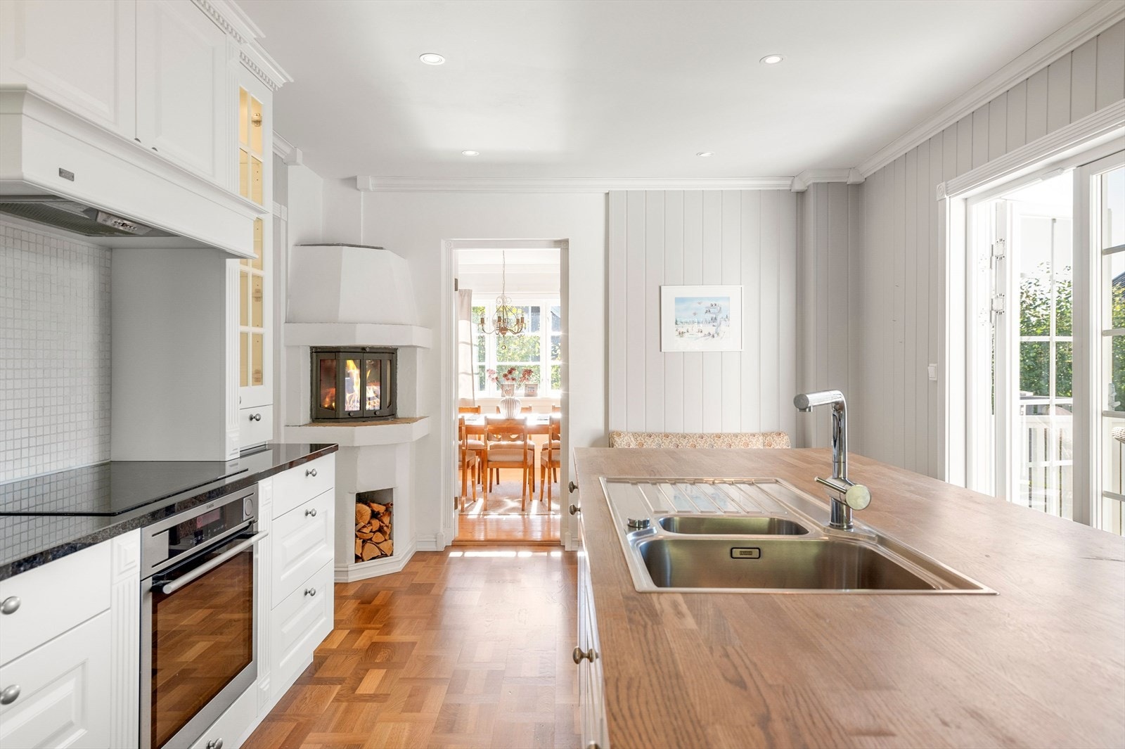 Peis på kjøkken og videre adkomst til spisestue Galleribilde