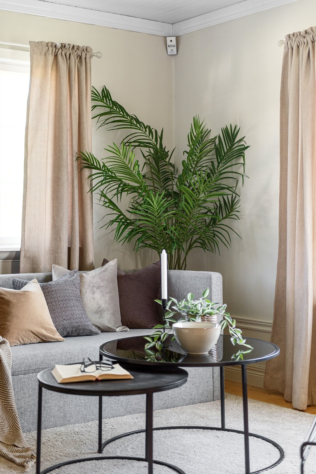 Legg merke til profilerte lister både ved gulv og tak Galleribilde