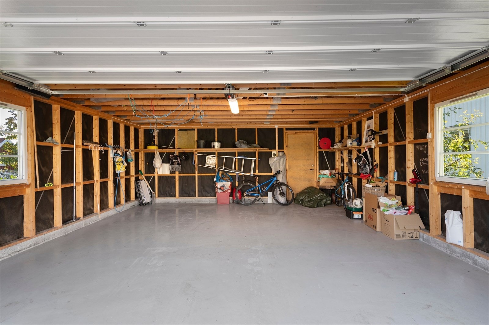 Romslig dobbelgarasje med to el-bil ladere Galleribilde