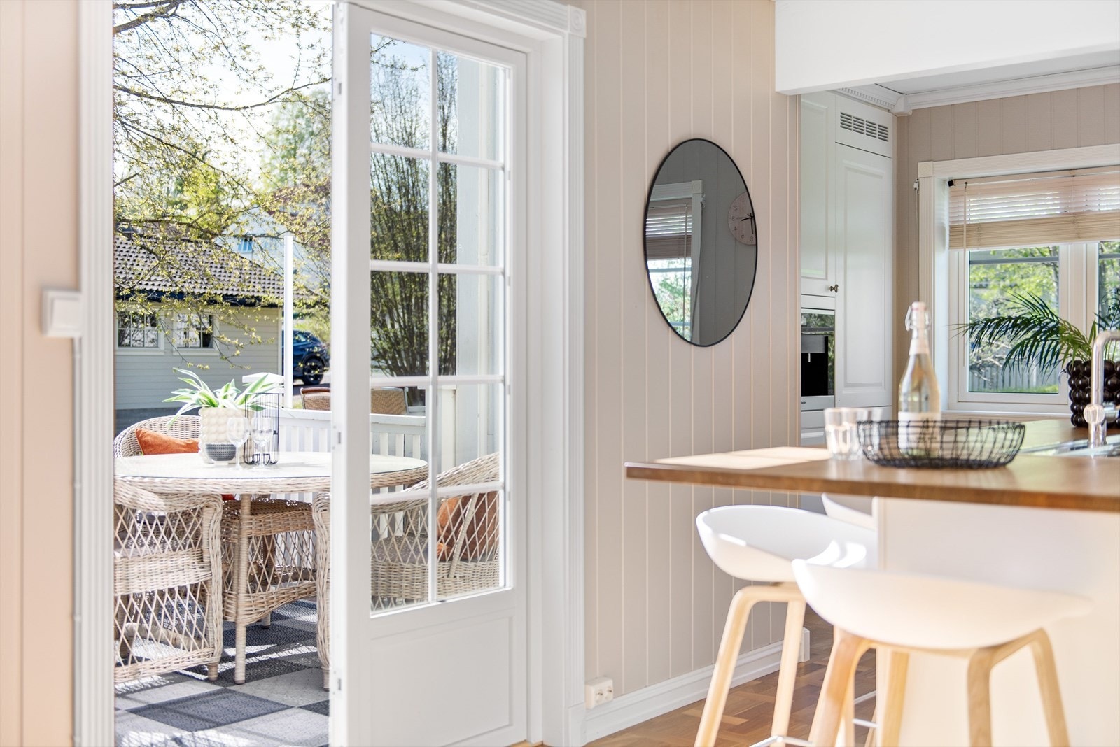 Adkomst til terrasse fra kjøkkenet Galleribilde