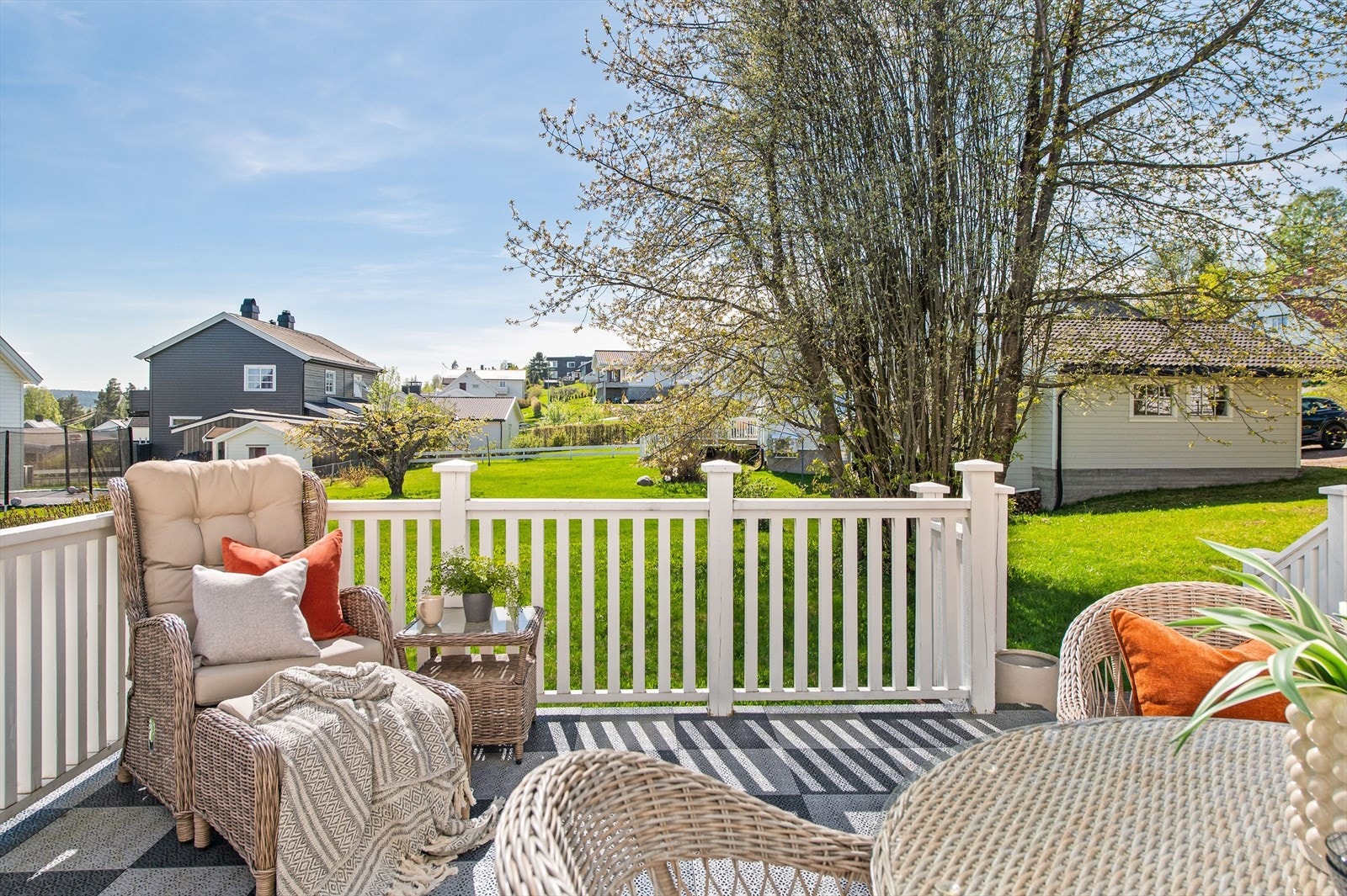Terrasse med gode møbleringsmuligheter og adkomst til hage Galleribilde