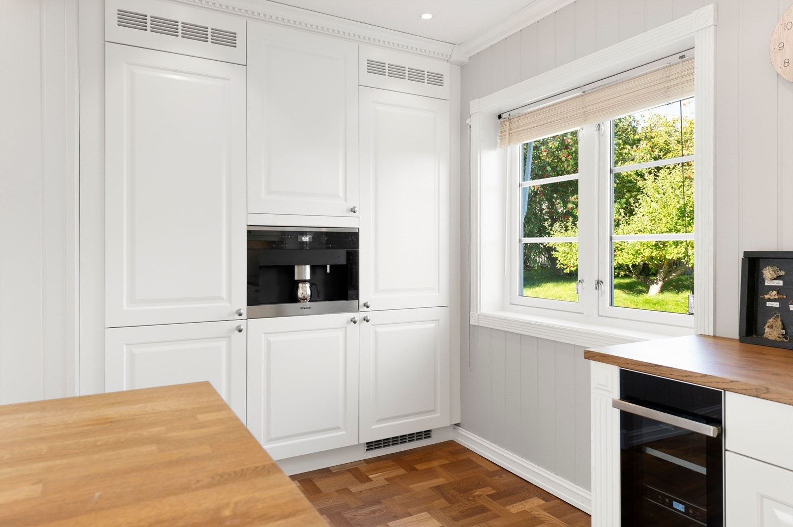 Kjøleskap og fryseskap med full høyde i tillegg til integrert kaffemaskin Galleribilde