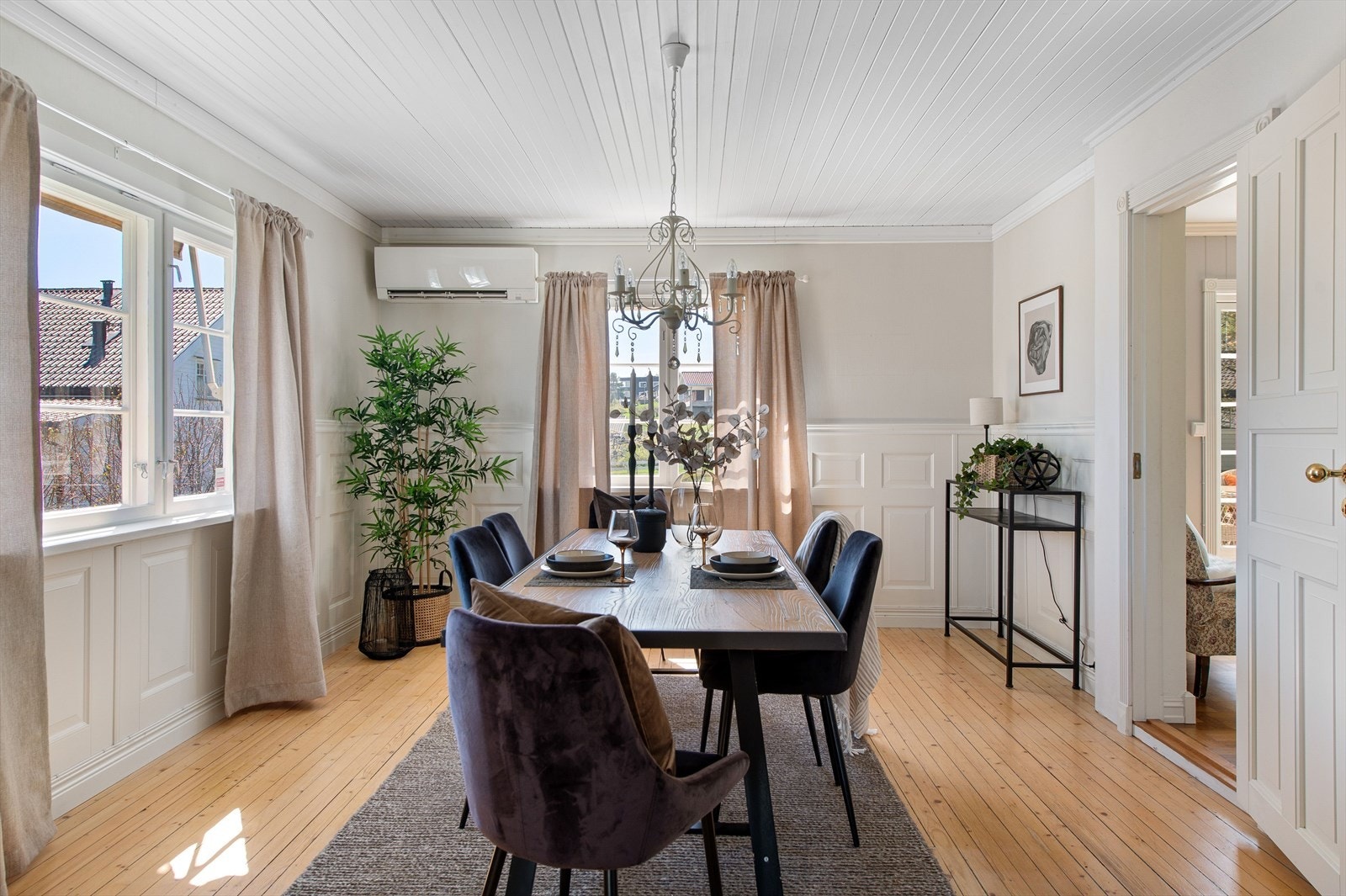 Romslige rom med store vindusflater Galleribilde