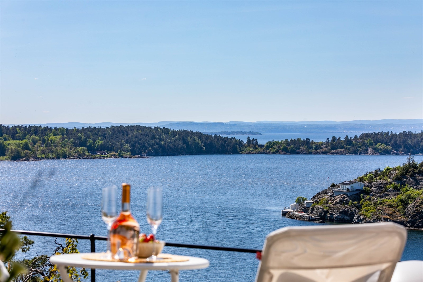 Over det skjermede Sauholmsundet ser du rett ut forbi Bevøya mot fjorden og søndre del av Hurumlandet. Galleribilde