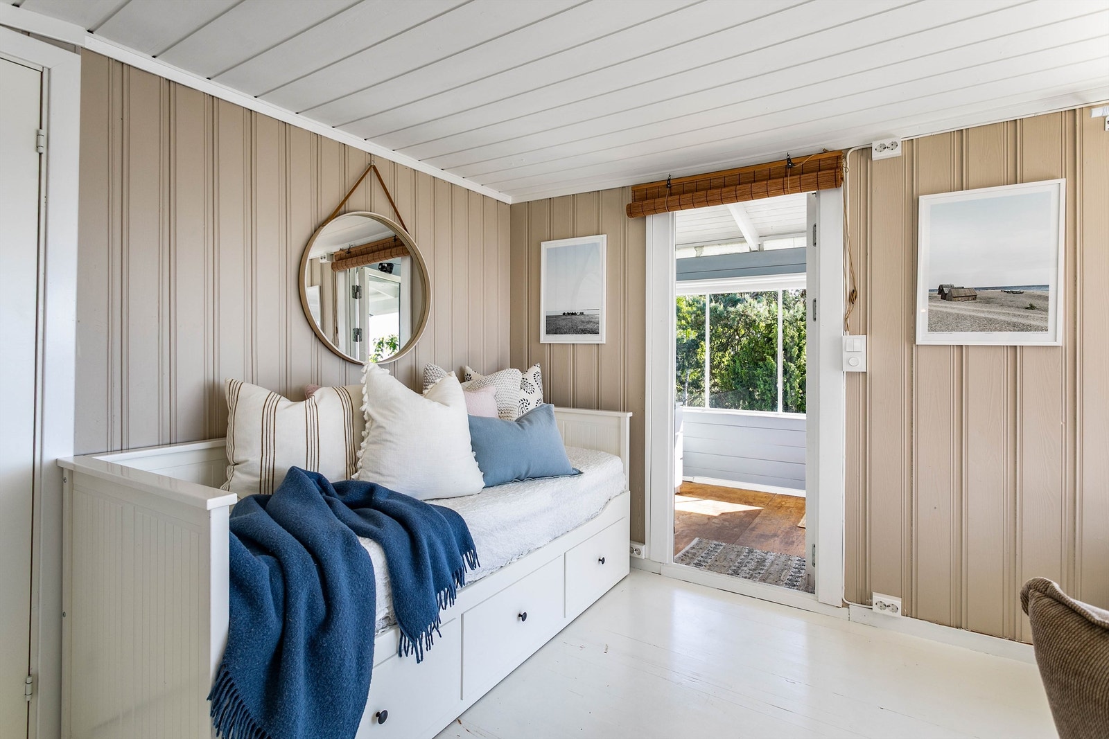 Med ett soverom i hytta kan det være vel verdt å vie stuens indre krok til et kombinasjonsmøbel. Galleribilde