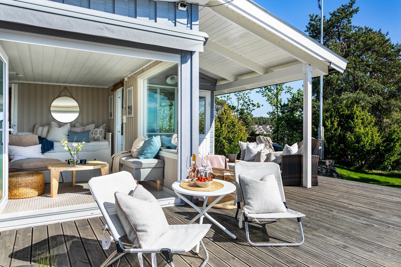 Nytt stuevindu, foldedør og markise ble installert i 2023. Galleribilde