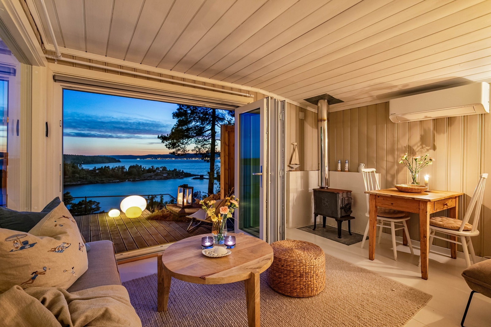 Lysene fra Tofte syd på Hurumlandet er et pent skue å hvile blikket på, inne som ute. Galleribilde