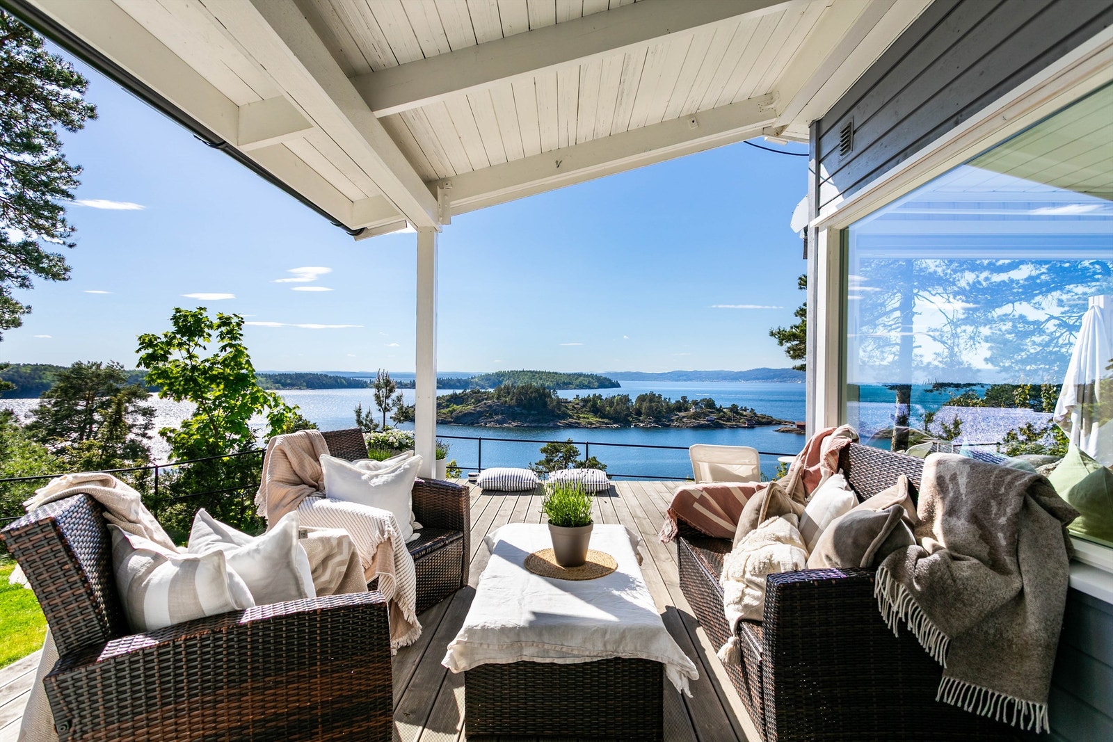 Under yttertakets overheng er det sval skygge å oppdrive midt på sommerdagene. Galleribilde