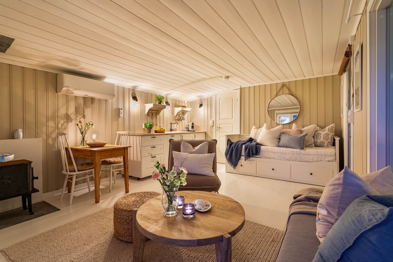 Hyttas 33 kvm. inneholder det essensielle. Den kompakte størrelsen skaper en intim og koselig atmosfære. Galleribilde