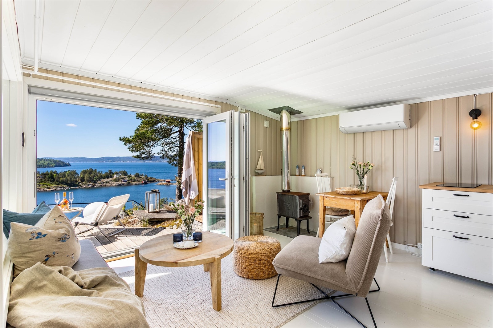 Alle innvendige overflater er i senere år malt i velpassende lyse toner for et helhetlig uttrykk. Galleribilde