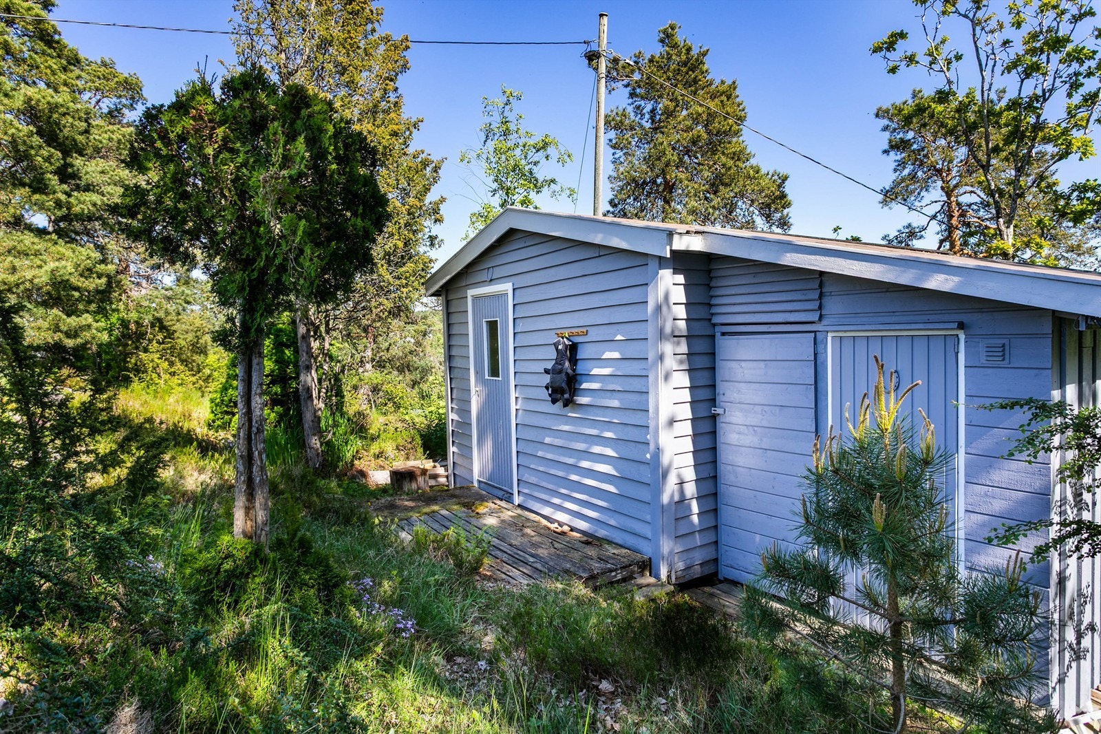 Bodene er velegnet for lagring av blant annet utemøbler og sportsutstyr. Utedo inngår også i bygget. Galleribilde