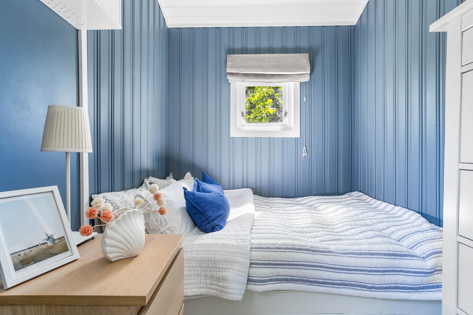 Soverommets over 3,3 meter lengde gir plass til både seng og nattbord i tillegg til vaskemaskinen. Galleribilde