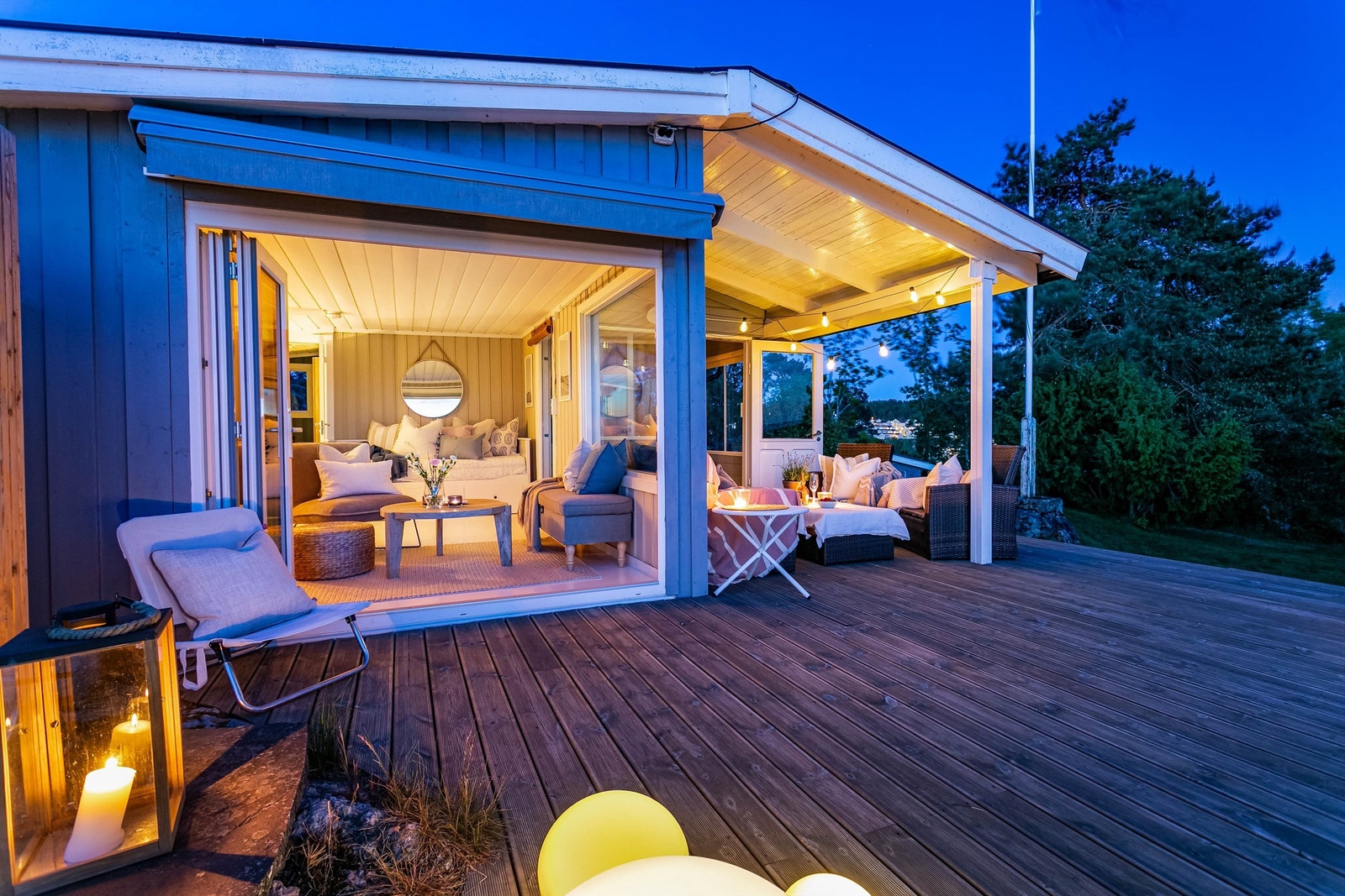 Foruten den nydelige utsikten til fjorden sees også siktlinje i flere retninger, blant annet mot Store Brevik. Galleribilde