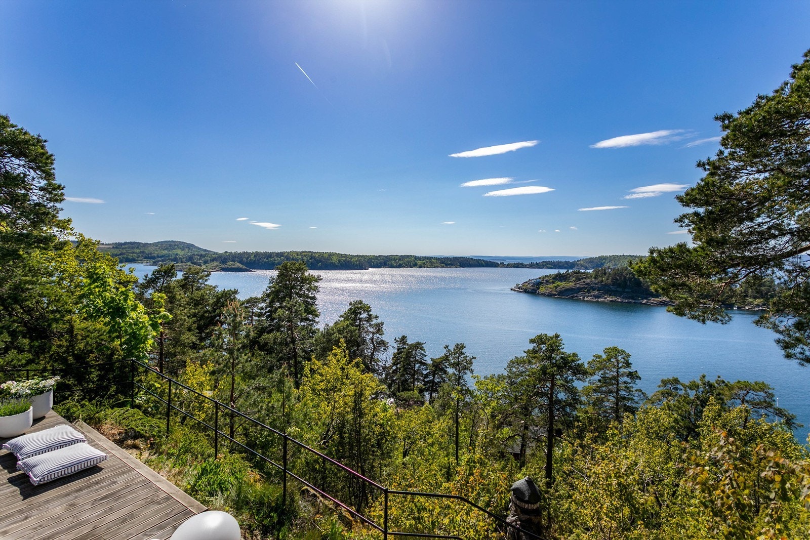 Hytta ligger høyt og luftig på toppen av Tønnesåsen, med en helt spektakulær utsikt over Oslofjorden. Mot syd-vest sees nordre Jeløy med Horten og Karljohansvern i bakgrunnen. Solforholdene er upåklagelige. Galleribilde