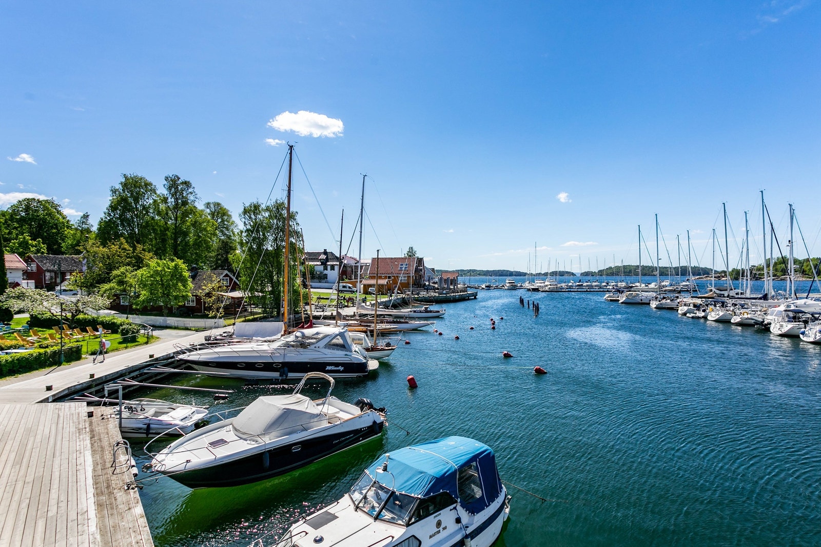 På bryggepromenaden som er oppgradert i senere år er det på gode sommerdager et summende folkeliv å oppleve. Galleribilde