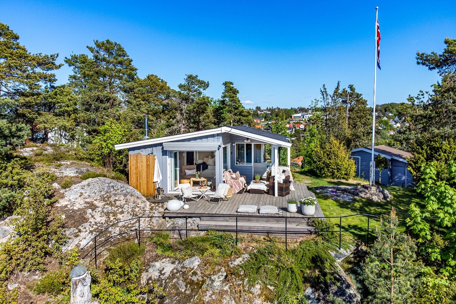 Solrikt, skjermet og usjenert! Det er mulig å lage en trapp ned skråningen til Tønnesveien for enklere adkomst til strandparsell og båtfeste. Galleribilde