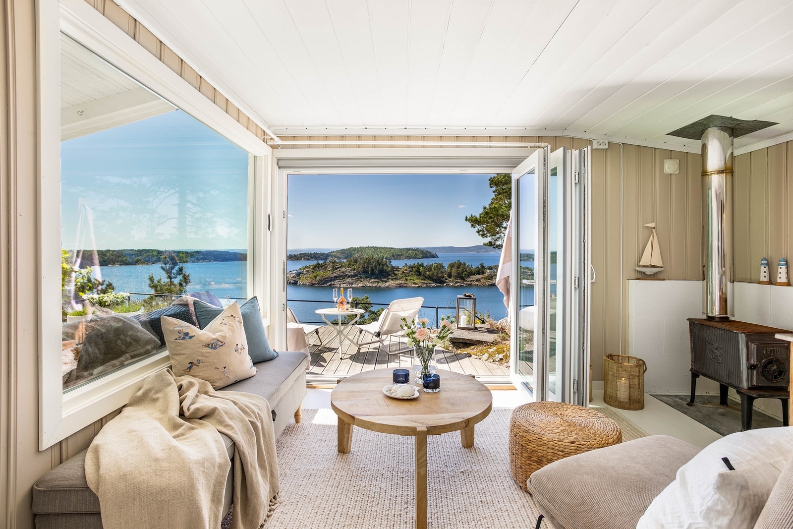 Foldedøren som bokstavelig talt åpner stuen mot terrassen gir en følelse av å sitte ute. Galleribilde