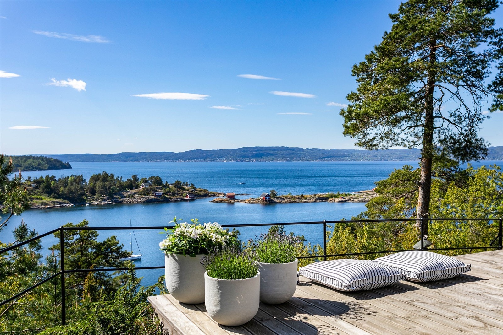 Utearealene på terrassen og i hagen avgrenses med et nyoppført, men klassisk inspirert smijernsrekkverk. Galleribilde