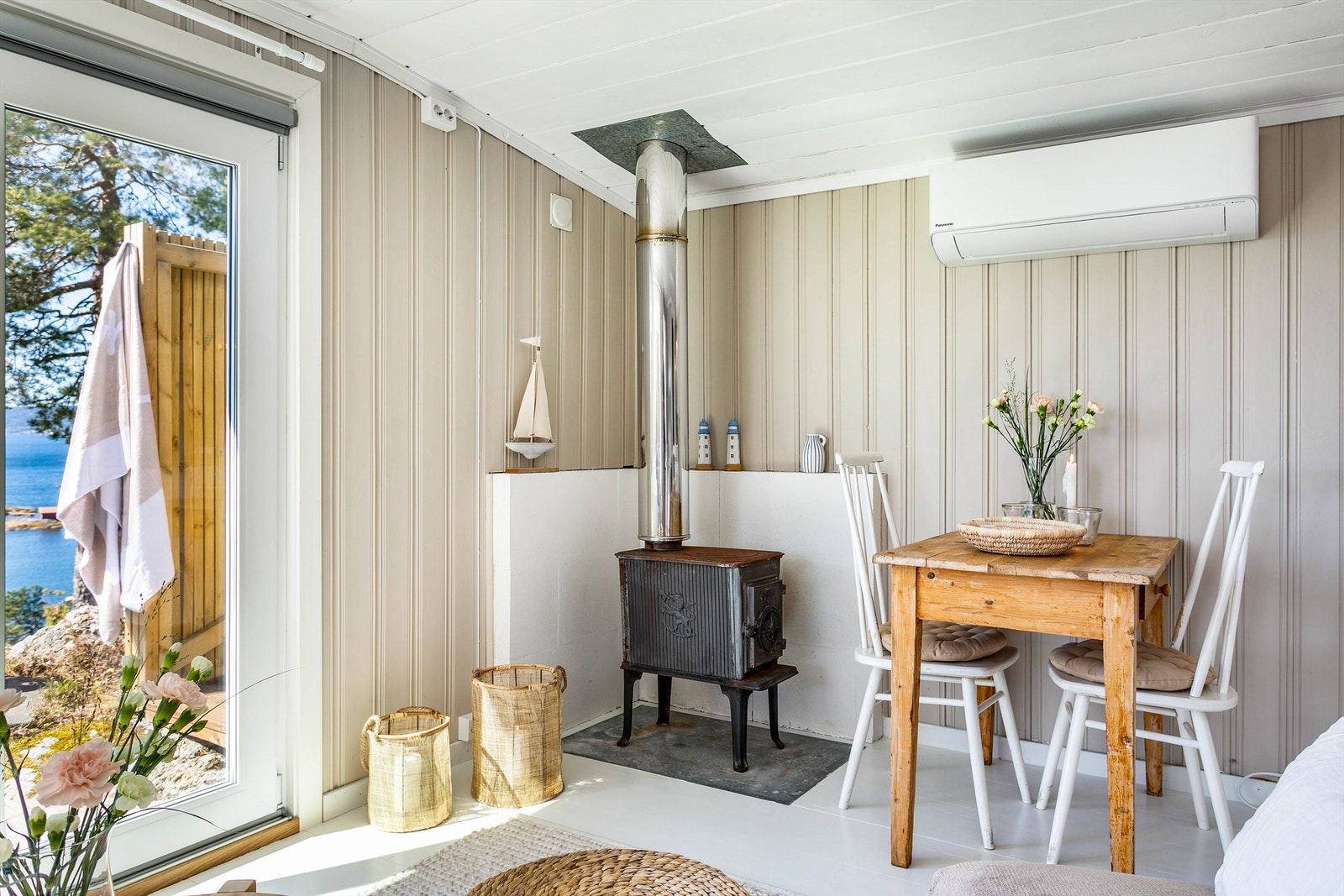 Ny varmepumpe ble installert i 2022. Ovnens tilstand er ukjent da den ikke har vært benyttet i senere år. Galleribilde