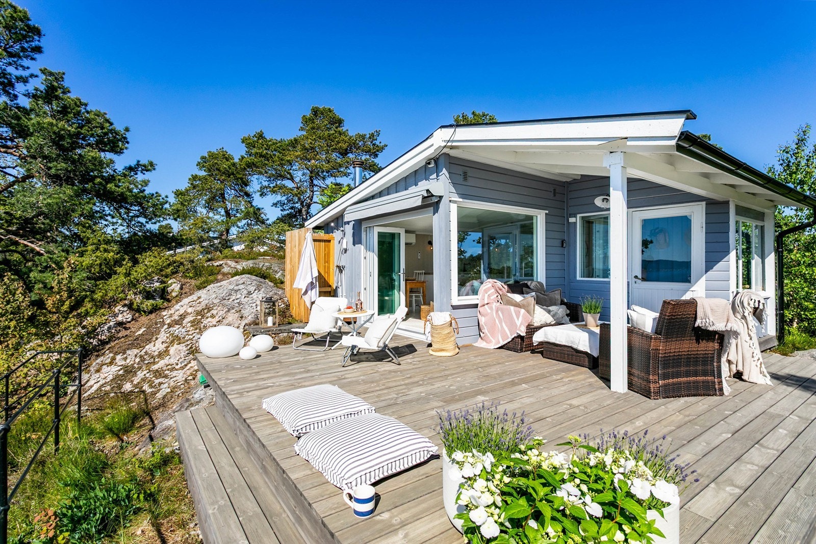 Hytta er tilført betydelige påkostninger siden 2019, utvendig som innvendig. Terrasse på ca. 25 kvm. er nyoppført. Galleribilde