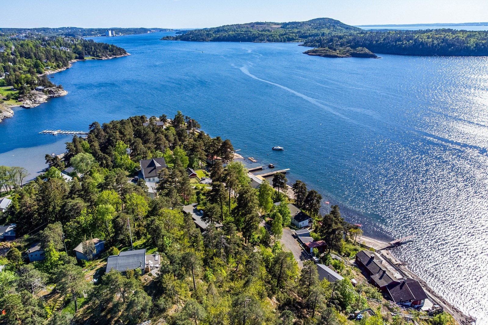 I det solfylte terrenget mellom Skutebaugen og Tønnesodden ligger veletablert fritidsbebyggelse. Området er ikke uten grunn meget ettertraktet. Galleribilde