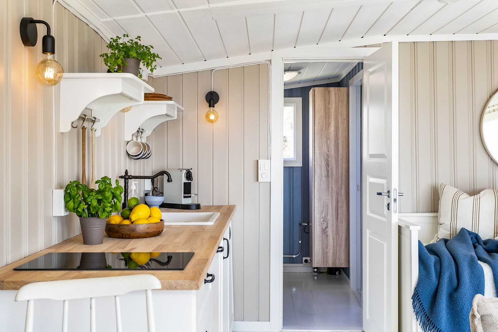 Fra den opprinnelige kjøkkenkroken er et nytt rom skilt ut og tatt i bruk som toalettrom. Galleribilde