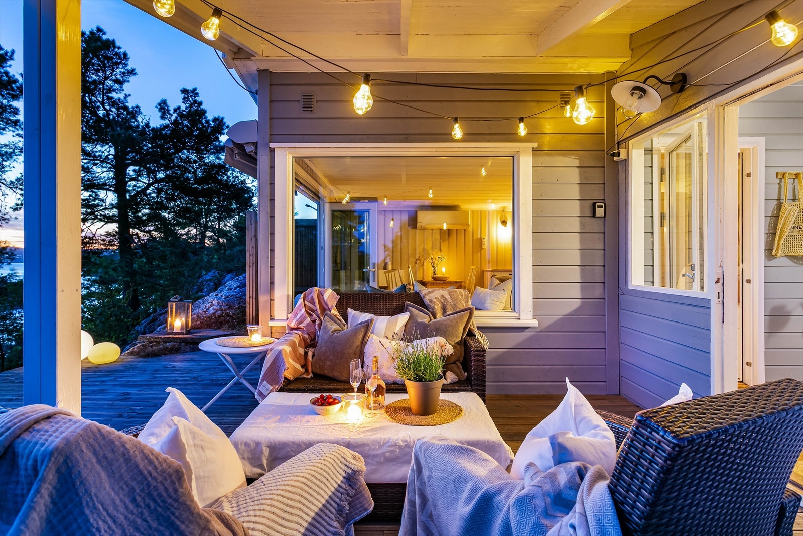 Lyse sommerkvelder blir ekstra hyggelige når du kan sitte ute med lunende tak over hodet. Galleribilde