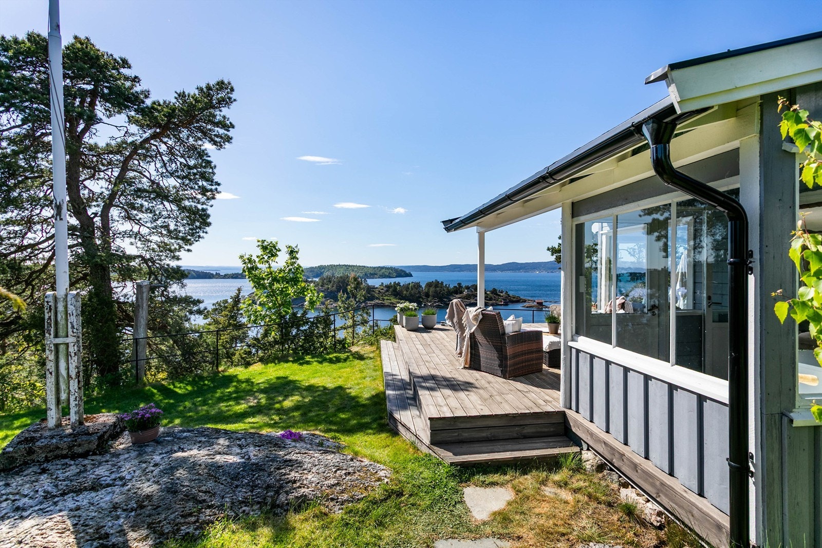 Hagen er opparbeidet med plen, heller og en god del naturtomt. Galleribilde