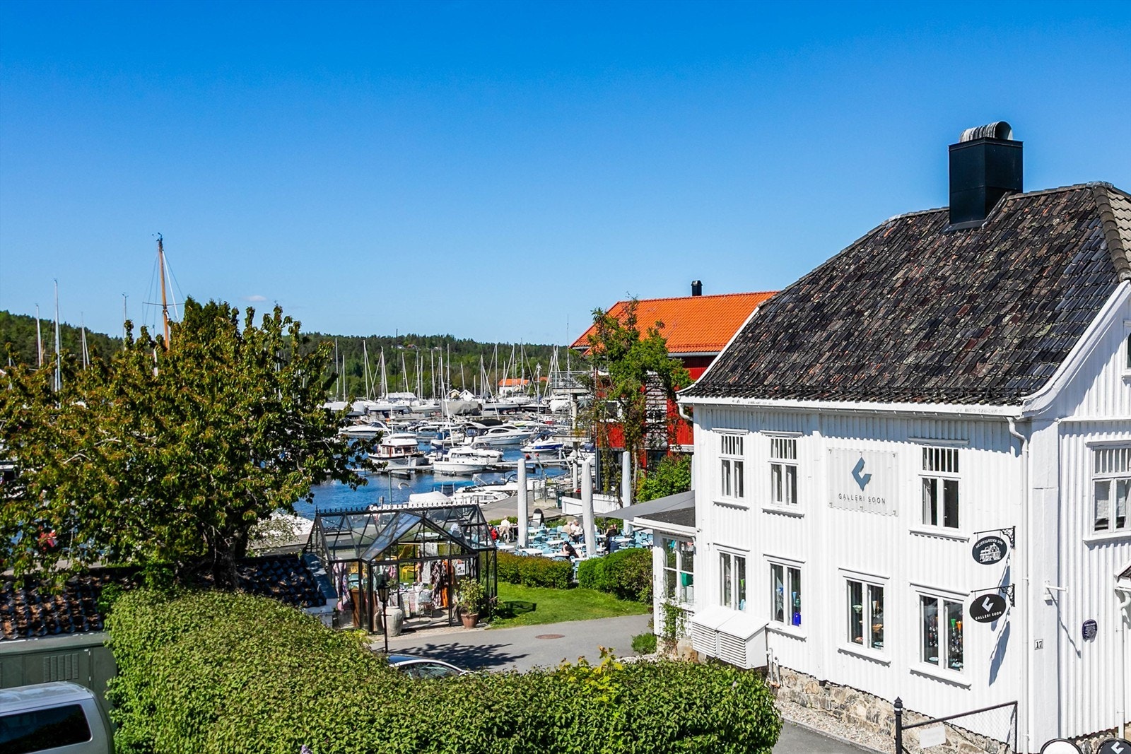 Tar du sykkelen fatt er du straks fremme i Sons sjarmerende sentrum. Galleribilde