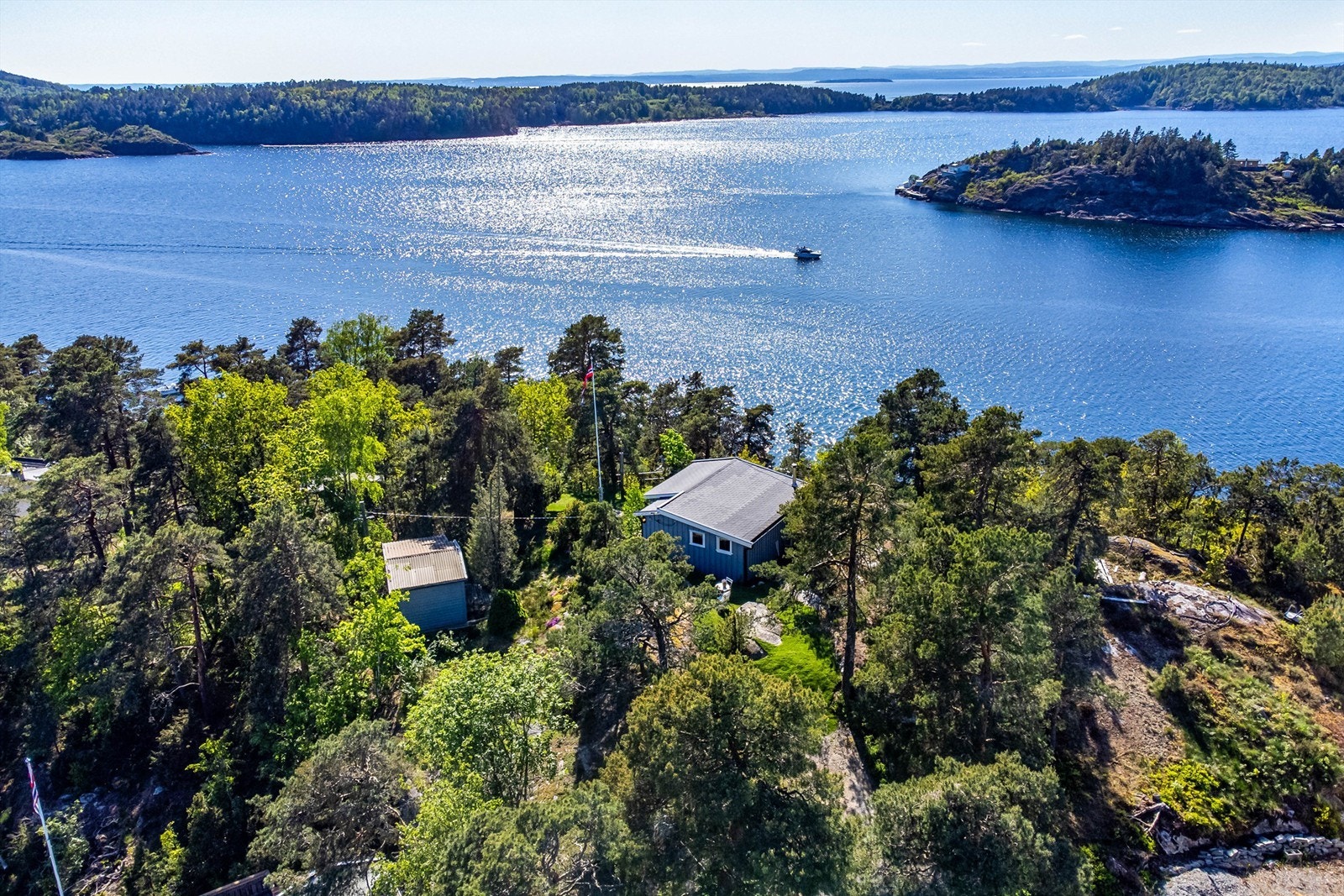 Tomtens hele 2.375 kvm. strekker seg fra Skutebaugveien på toppen og helt til Tønnesveien nedenfor skrenten. Galleribilde