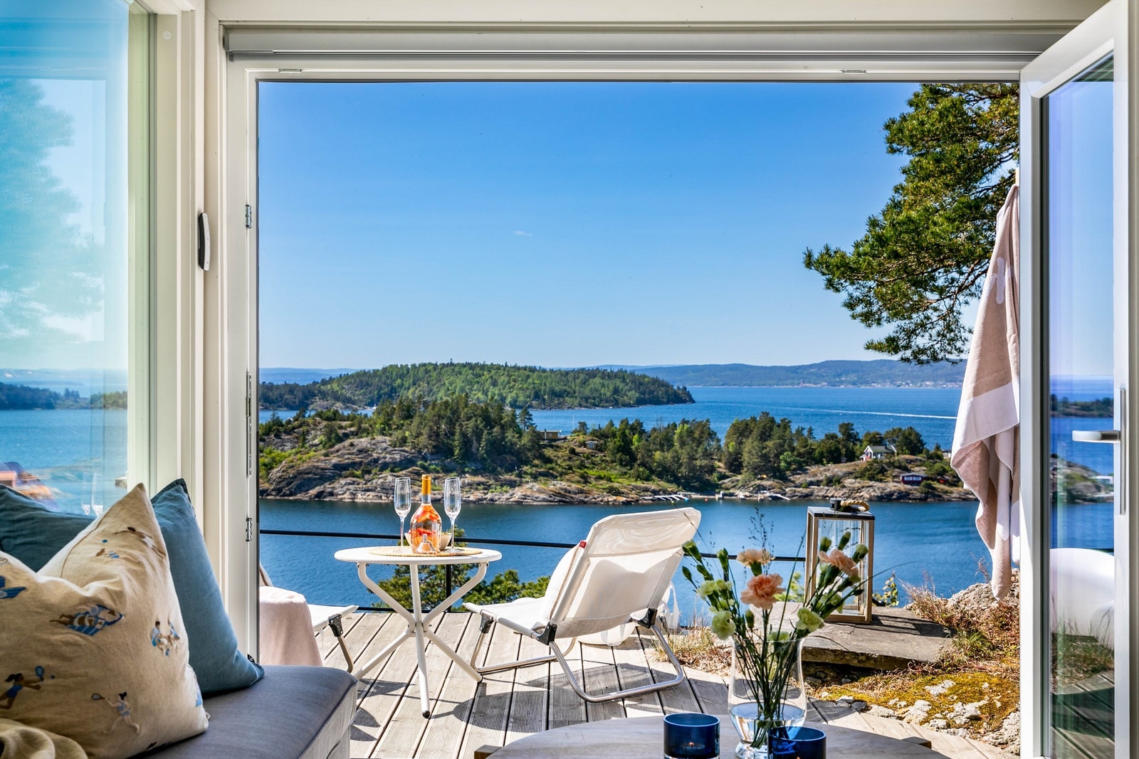 Ut i solen på terrassen er det enkelt å bringe med både morgenkaffen og forfriskninger senere på dagen. Galleribilde