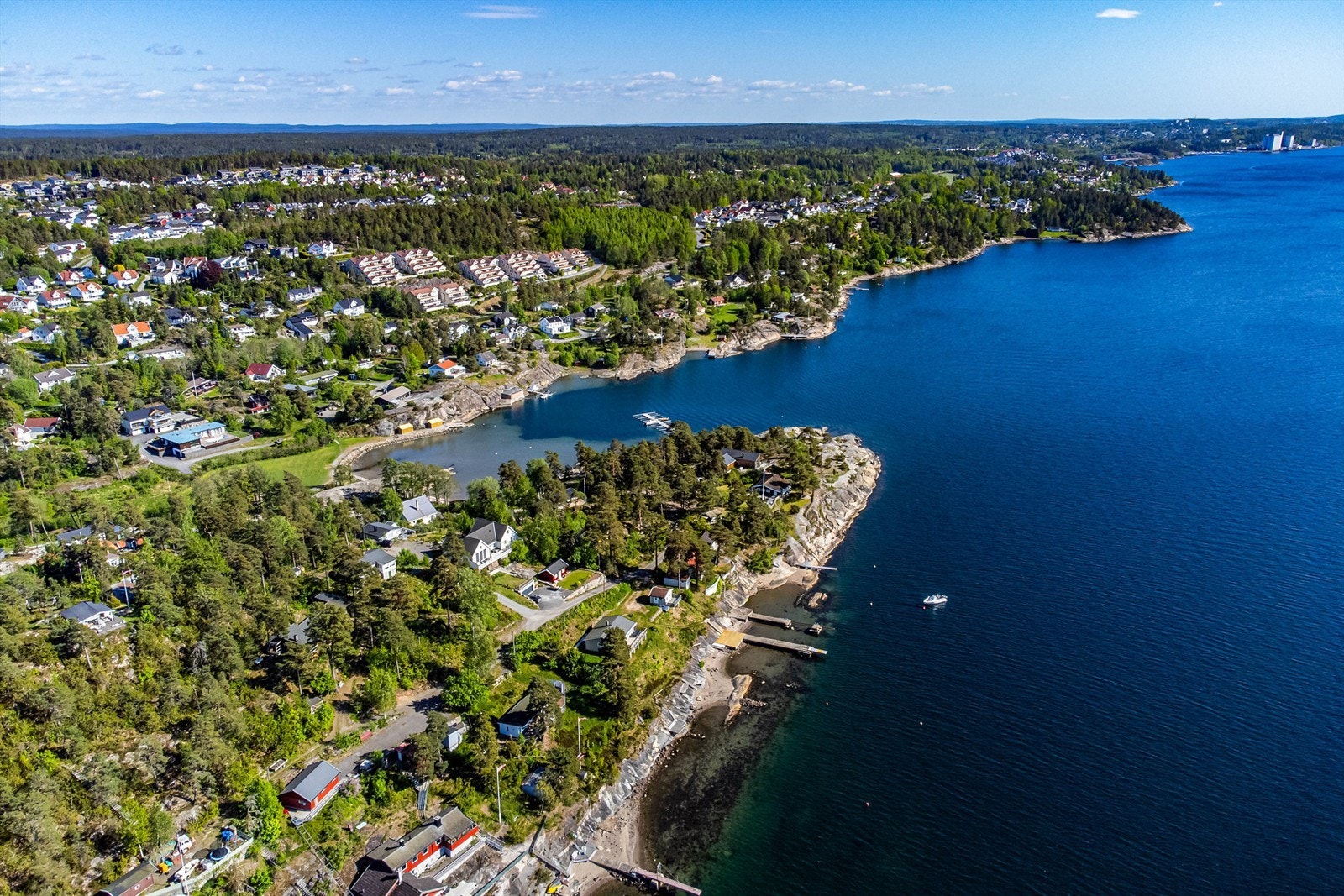 Bademuligheter er det flust av i området, både i vannkanten rett nedenfor og i Brevikbukta rett rundt odden. Galleribilde