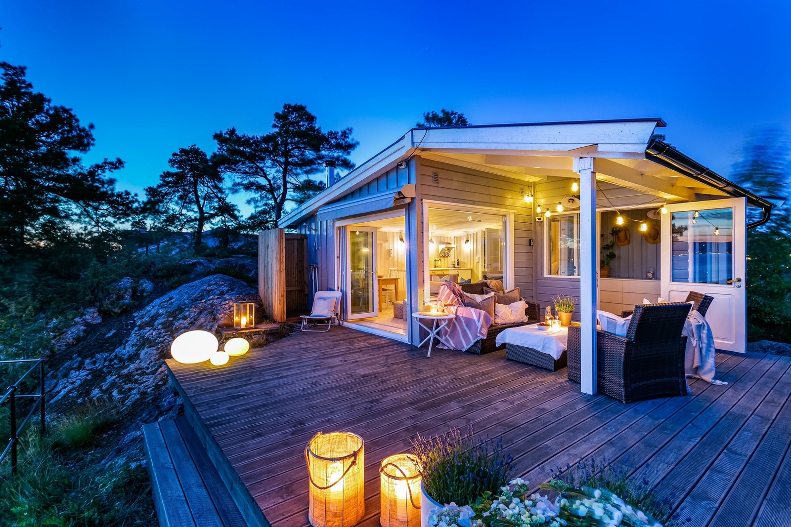 Med naturlig skjerming fra både terrenget og vegetasjonen omkring er hytta i praksis uten direkte innsyn. Galleribilde