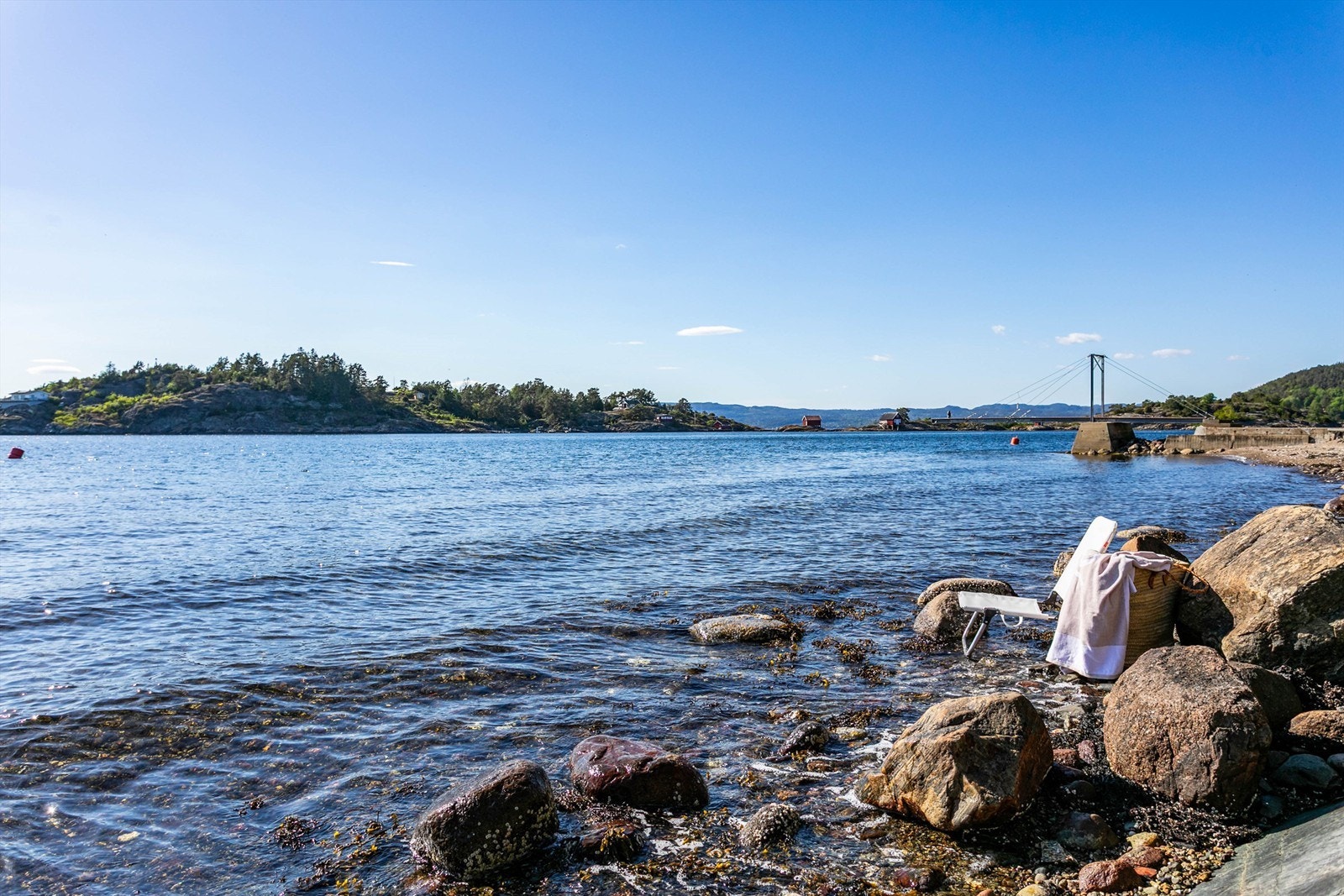 Eiendommen disponerer parsell på strandeiendom tilknyttet Sameiet Nordre Brevig, med rett til båtfeste. Rettigheten er ikke tinglyst. Galleribilde