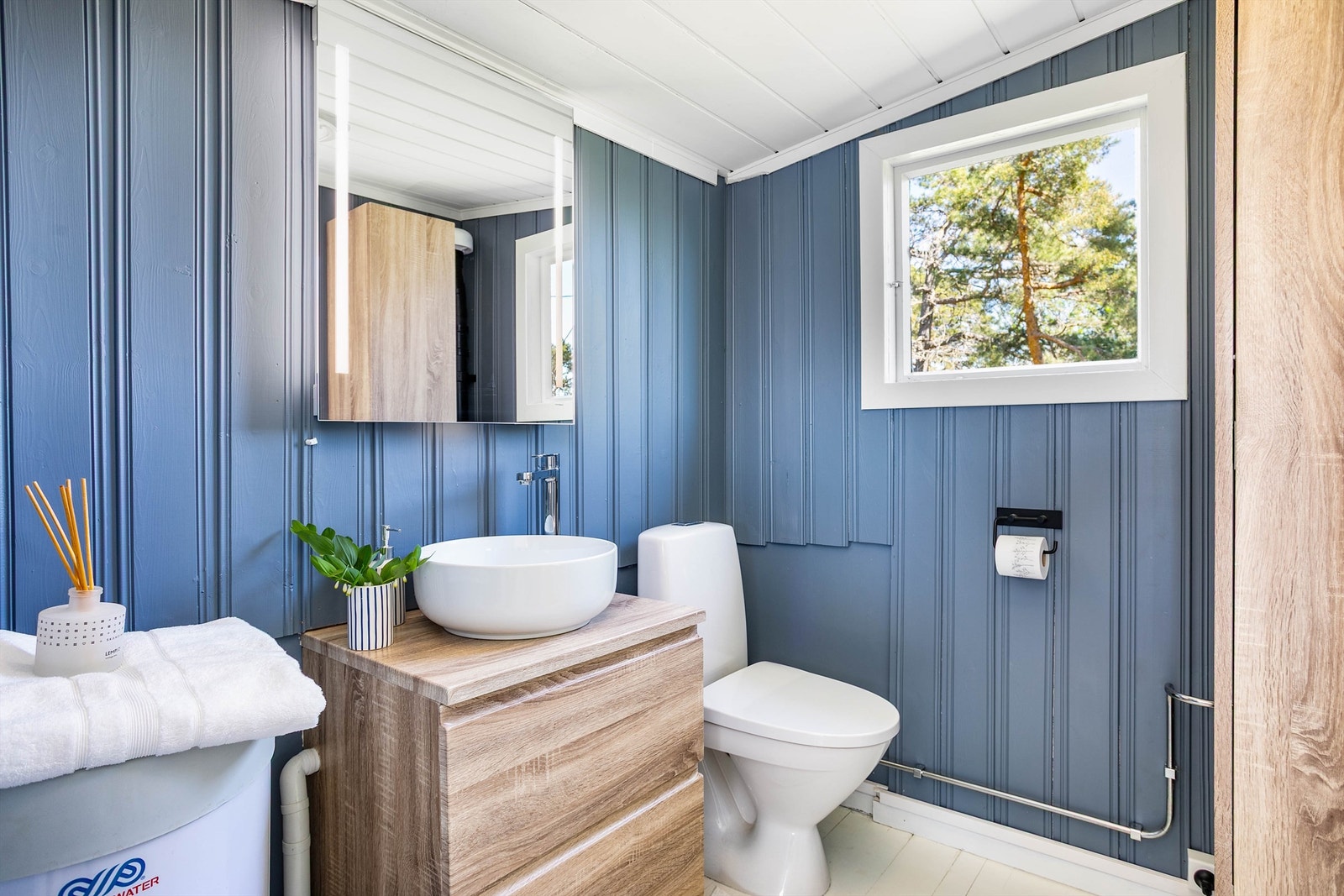 I rommet innenfor kjøkkenet er det montert nye baderomsmøbler og nytt klosett. Det er ikke å betrakte som et våtrom. Galleribilde