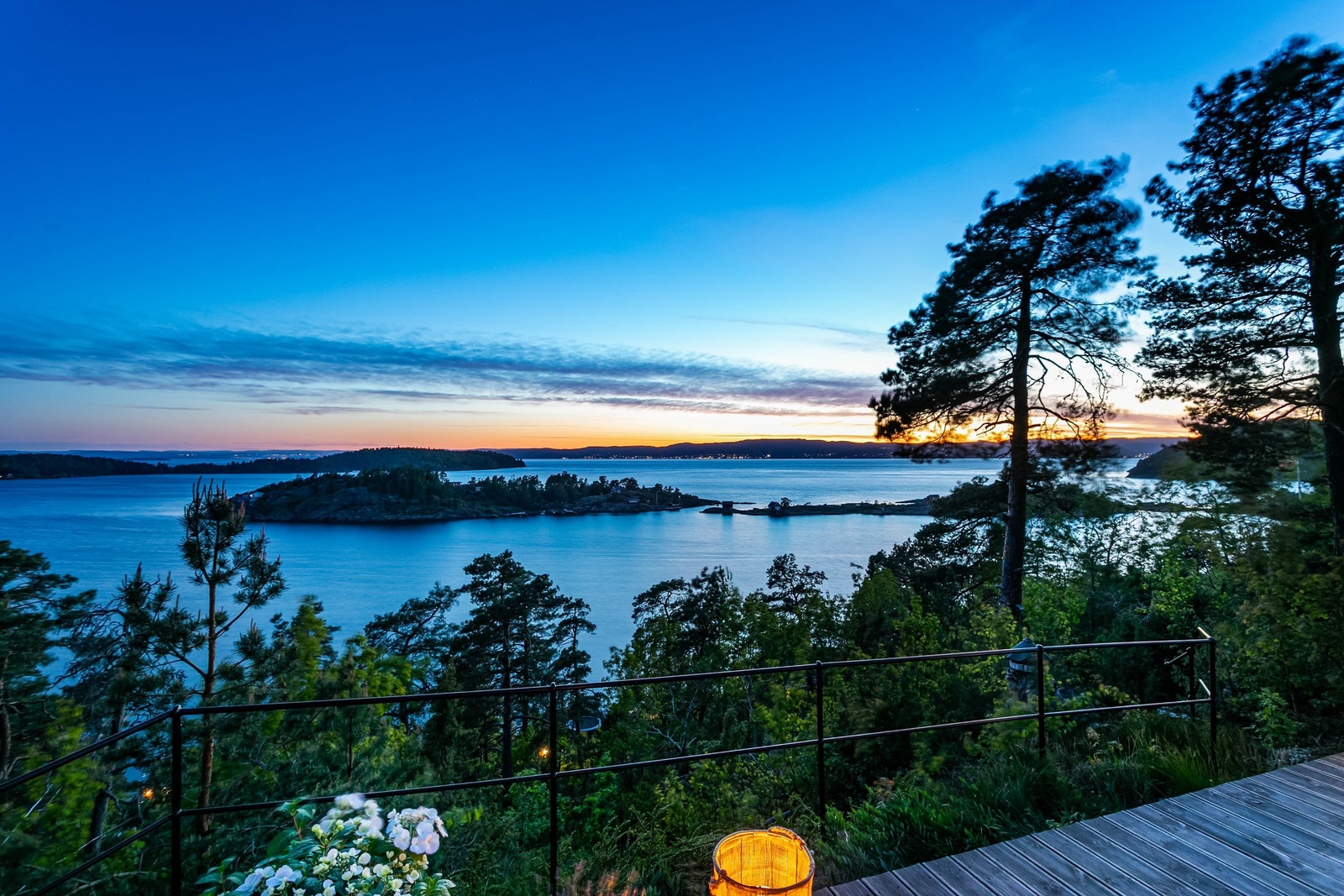 Midtsommers er kveldssolen på terrassen frem til rundt kl. 22.00. Over horisonten er himmelen lys frem til klokken bikker natt. Galleribilde