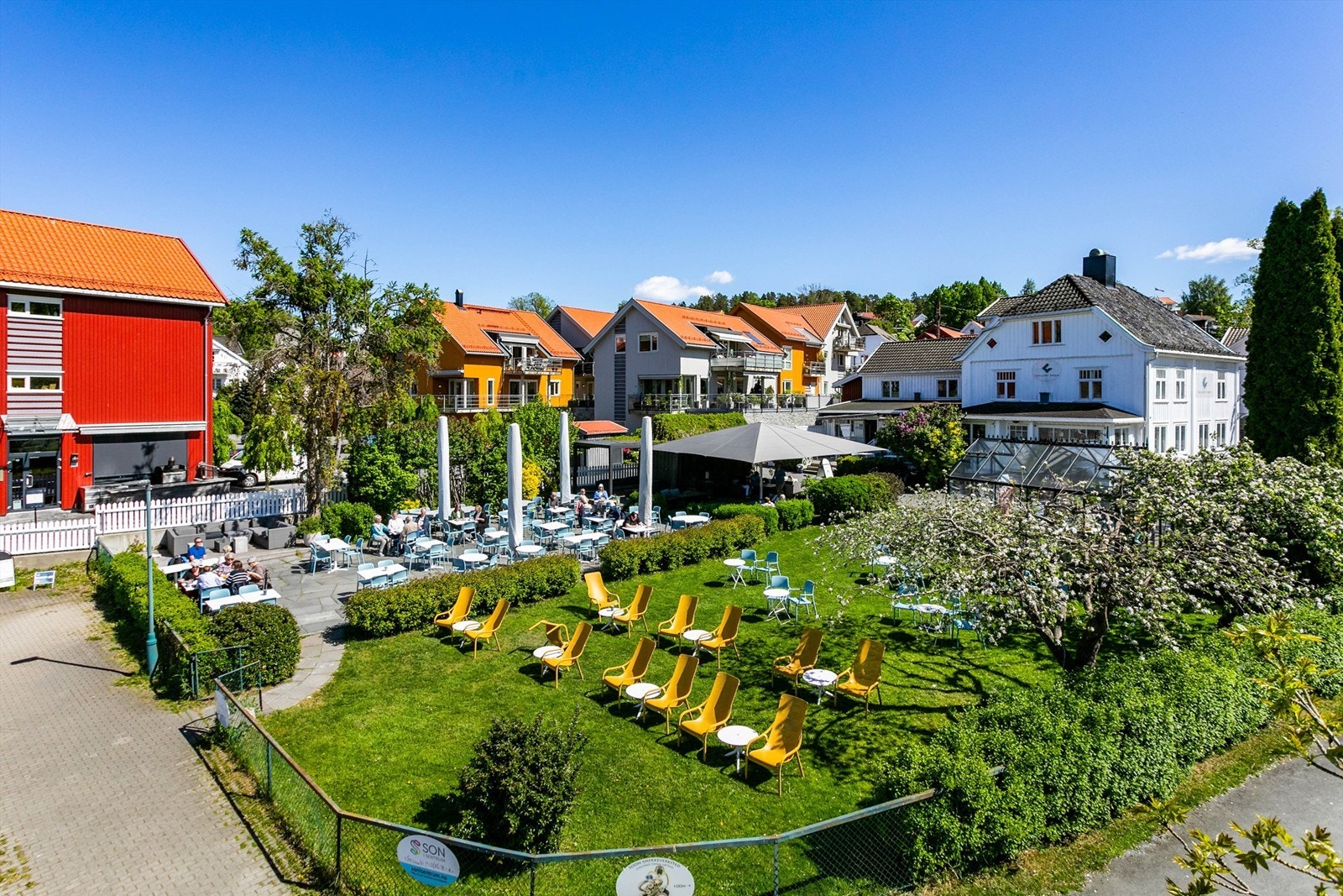 I Son sentrum finnes både hyggelige kafeer, spisesteder og forretninger samt praktiske tjenestetilbud. Galleribilde