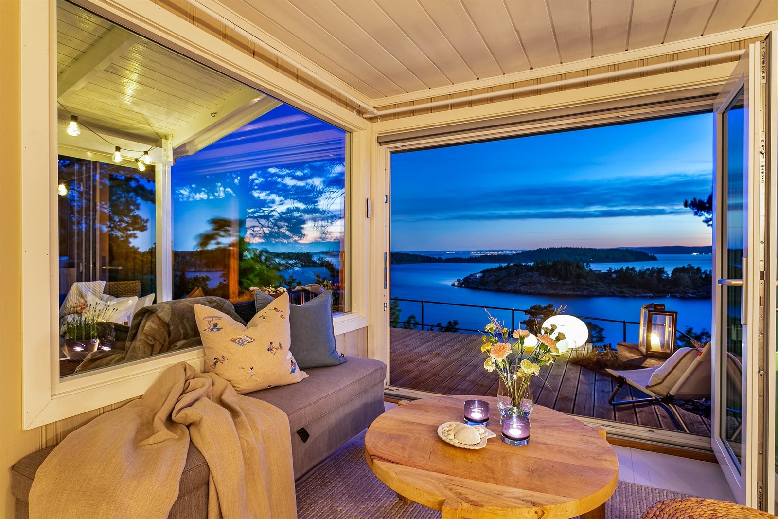 Store vinduer gir utbytte av den herlige utsikten også på de dagene du heller sitter innendørs. Galleribilde