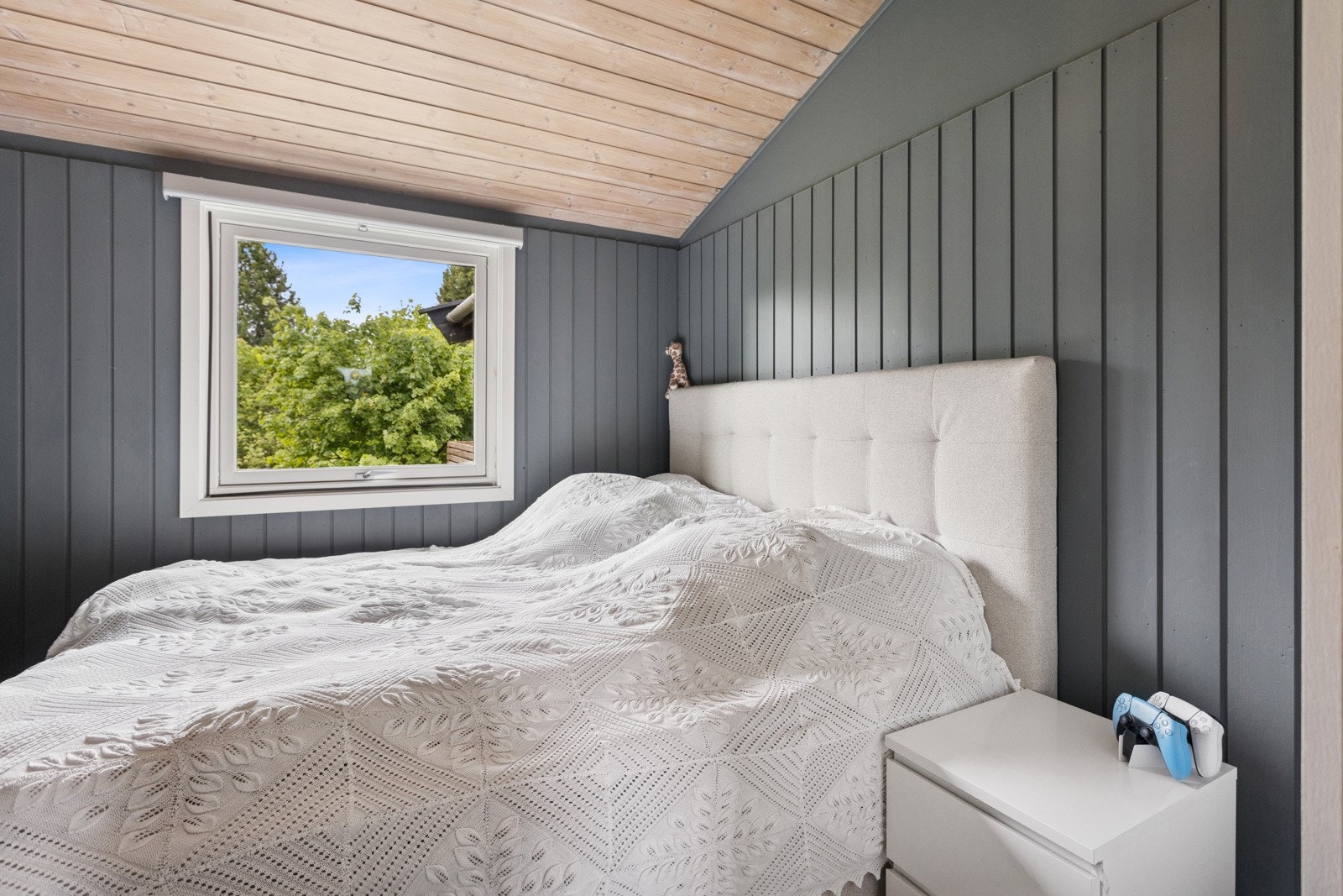 boligen finner du totalt fire soverom, tre i 1. etasje og ett i hybeldelen i kjelleretasjen. Rommene har god størrelse med fin plass til møblering. Galleribilde